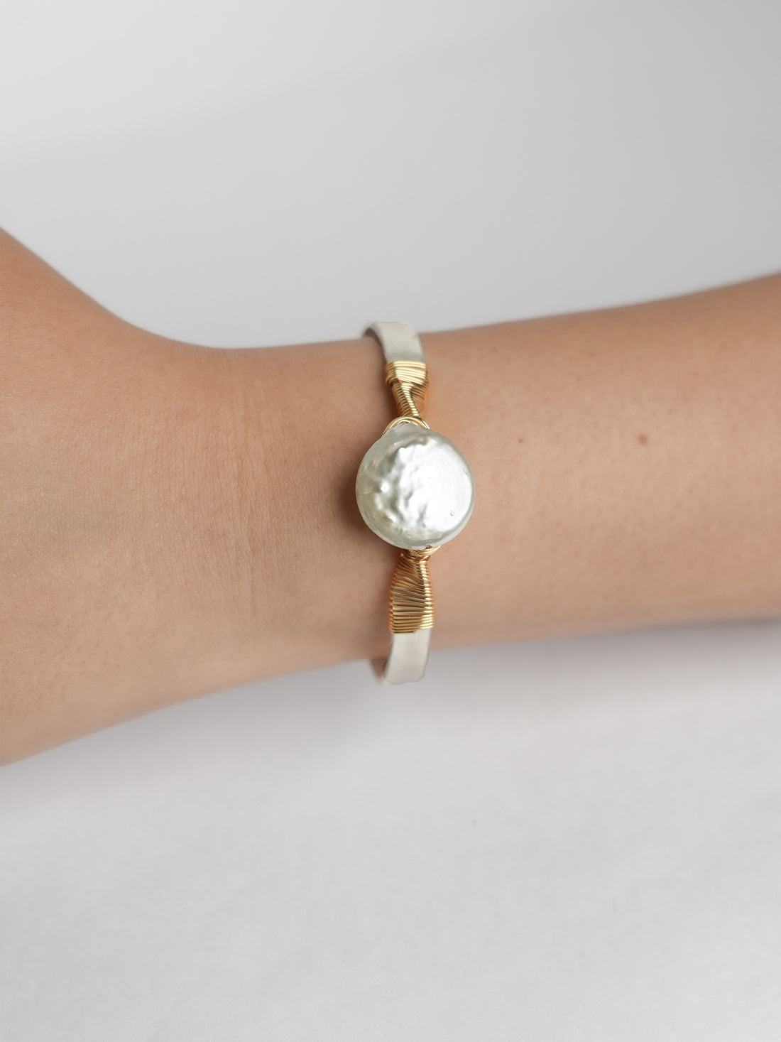 Evolis(mother of pearl) Bracelet